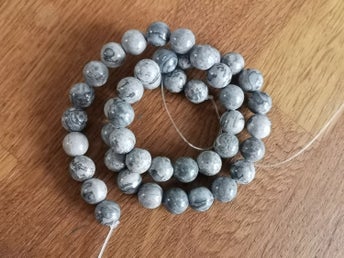 45 stycken, 8 mm halv ädel sten pärlor. Här i grå Picasso pärlor