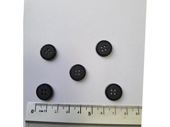 30 svarta knappar säljes för 65 kr. Fraktfritt