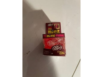 NeeDoh Nice Cube DR PEPER fidgetleksak. Leksaken är f