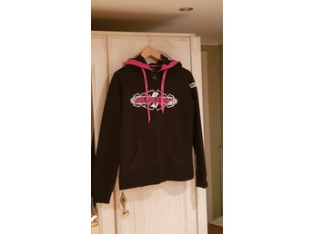 SnoGear svart hoodie, designed i finnland