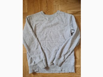 H&m långärmad gråmelange grå tröja strl. 146152 H&m långärmad gråmelange grå tröja strl. 146152