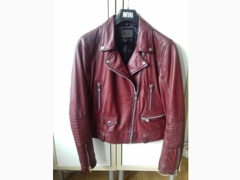 JOFAMA KATJA VINRÖD SKINNJACKA I BIKERMODELL ST.. (420346277 Skinnjacka i bikermodell Jack | Jofama | Brothers.se