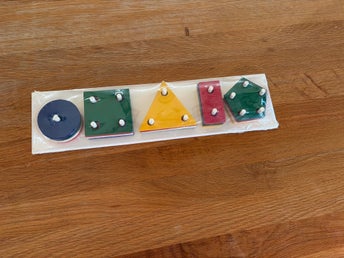 Sorteringsbräda med geometriska former pegboard pussel med former trä inplastad
