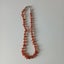 Halsband med röd orangea stenar